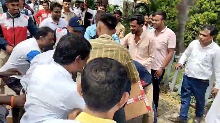 मुफ्त का हेलमेट पाने के लिए छीनाझपटी