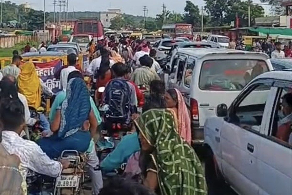 सलकनपुर में उमड़ी श्रद्धालुओं की भारी भीड़, सड़कों पर जाम 