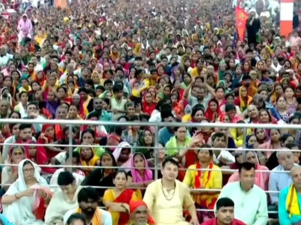 नवरात्रि पर बागेश्वर धाम में भक्तों का सैलाब