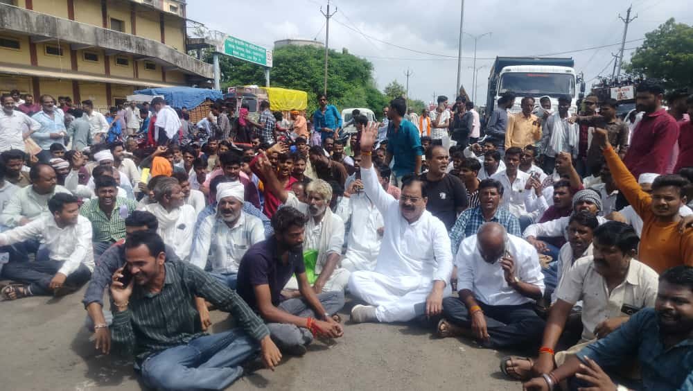 खाद लेने सुबह से लाइन में लगे किसानों ने दो बार किया जाम