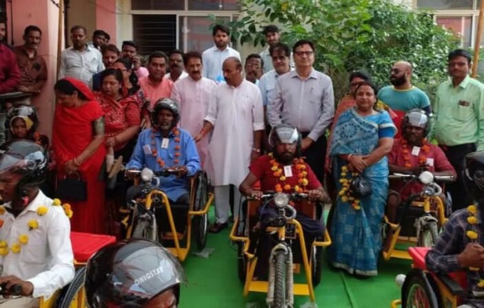 दिव्यांगों को नि:शुल्क सहायक उपकरण वितरित