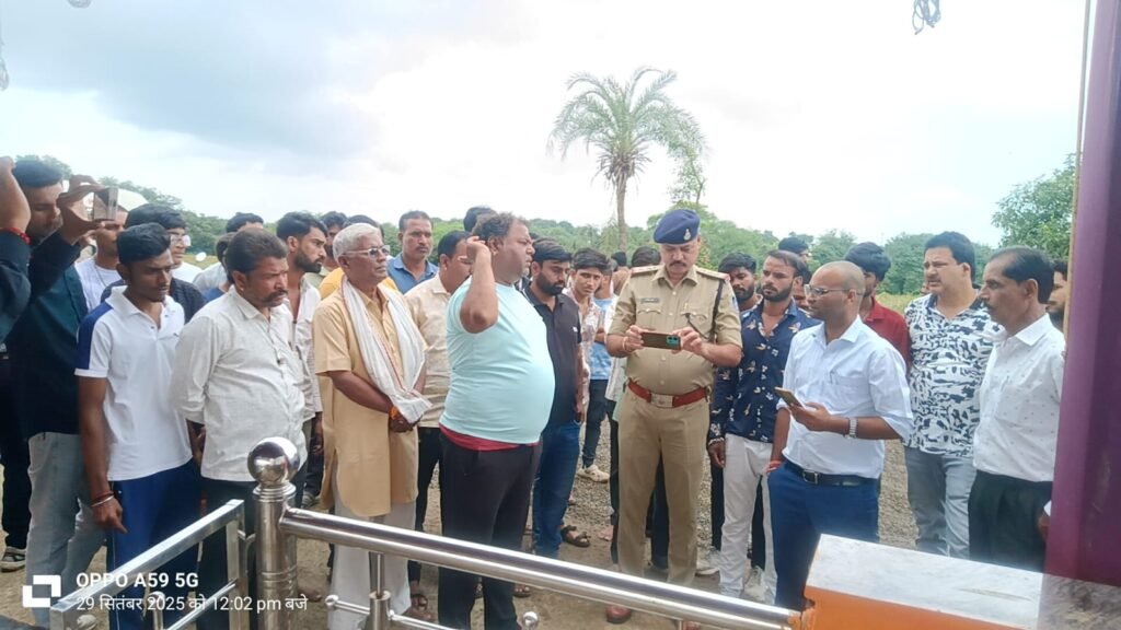 शरारती तत्वों ने मंदिर पर फैंकी मछली