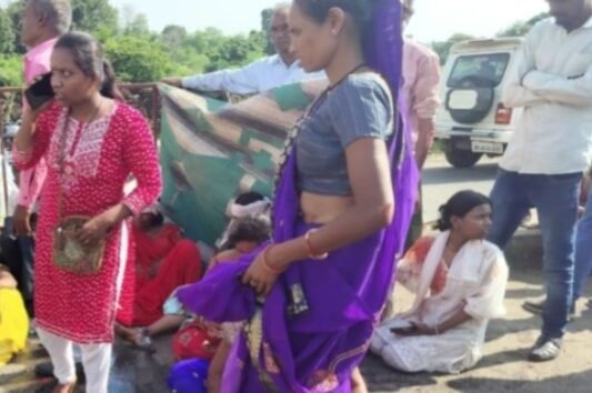 तेवर मंदिर जा रहे थे भक्त, पलटा पिकअप, 4 घायल