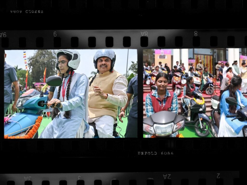 मुख्यमंत्री मोहन यादव ने बेटियों संग स्कूटी पर किया सफर