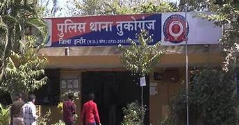 युवती की एक्टिवा को आग लगाई