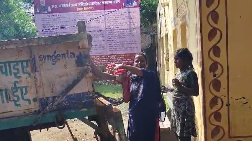 आदिवासी महिला को 3 घंटे नहीं मिली एंबुलेंस ट्रेक्टर में हुआ प्रसव