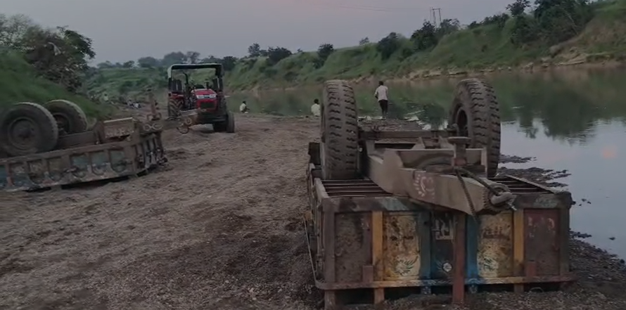 आरोन क्षेत्र में अवैध उत्खनन पर कार्रवाई: जखोदा गांव में ग्रामीणों ने रोका ट्रैक्टर, टायर खोलकर ले गए