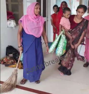 दुधमुंहे बच्चे को गोद में लिए महिला से कराई सफाई