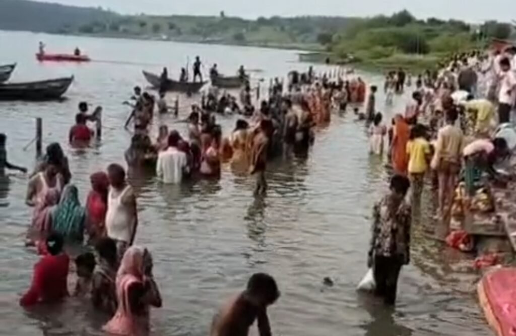 स्नान घाट और सार्वजनिक तर्पण स्थलों पर रही अमावस्या पर श्रद्धालुओं की भीड़ 