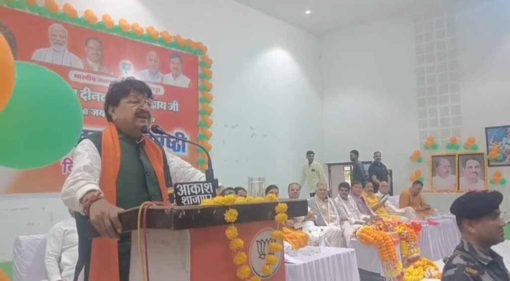 राहुल गांधी पर कटाक्ष, चौराहे पर बहन को चूमना भारतीय संस्कृति नहीं: विजयवर्गीय