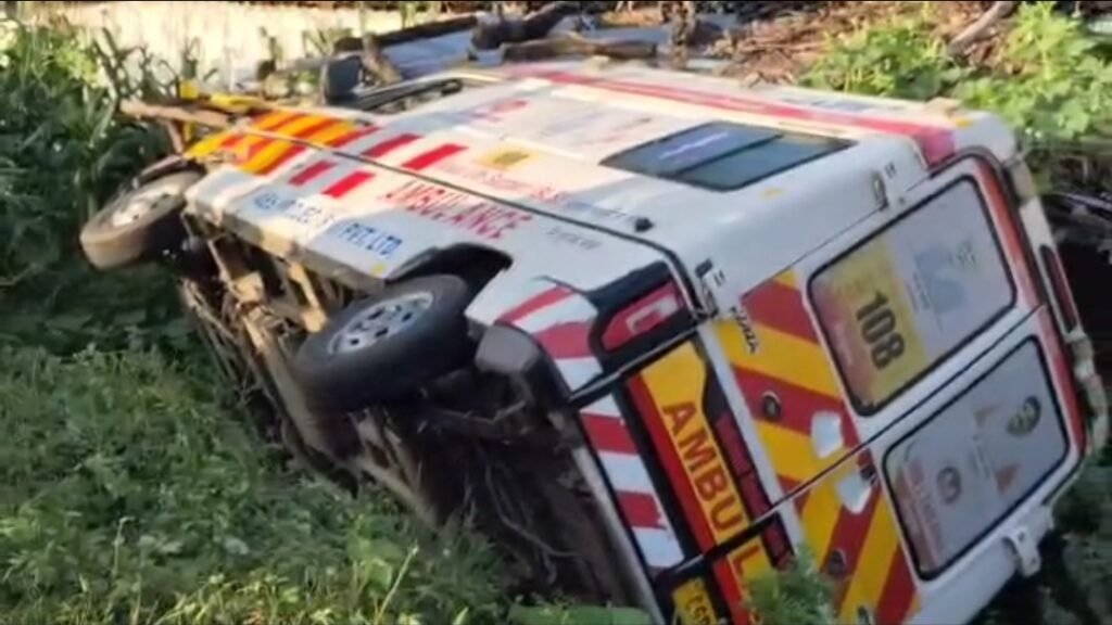 जननी एम्बुलेंस पलटी, नवजात की दर्दनाक मौत, मां समेत परिवार घायल