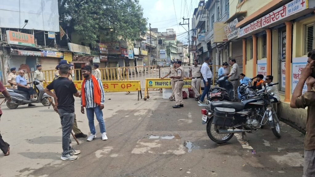 भाजपा व कांग्रेस के बीच टकराव टालने में जुटी पुलिस, शिन्दे की छावनी को किया सील