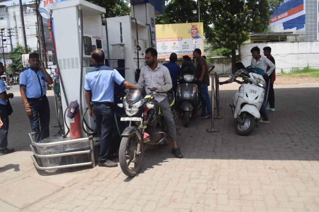 प्रशासन का आदेश हवाहवाई, अब तो बिना हेलमेट के मिलने लगा पेट्रोल..!