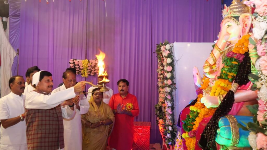मुख्यमंत्री डॉ. यादव ठाठीपुर के राजा श्रीगणेश जी की आरती में शामिल हुए