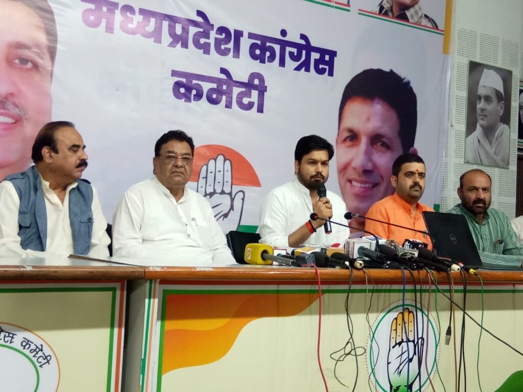 फसल बीमा गड़बड़ी की जांच हो, किसानों की कमाई लूटी, कंपनियां हुईं मालामाल