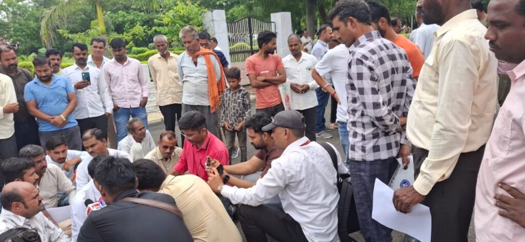 सोयाबीन फसल सर्वे और मुआवजा की मांग, किसानों ने किया सुंदरकांड पाठ