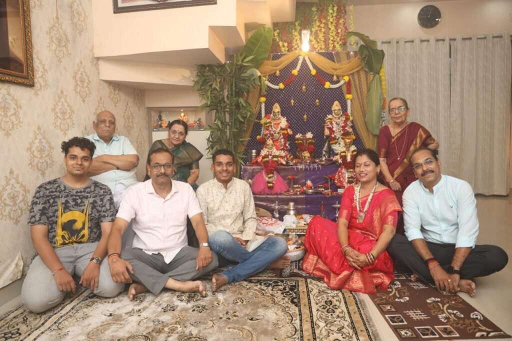 महाराष्ट्रीयन परिवारों में विराजी  मां लक्ष्मी, कुमकुम के छापे बनाकर ज्येष्ठा-कनिष्ठा गौरी का आगमन