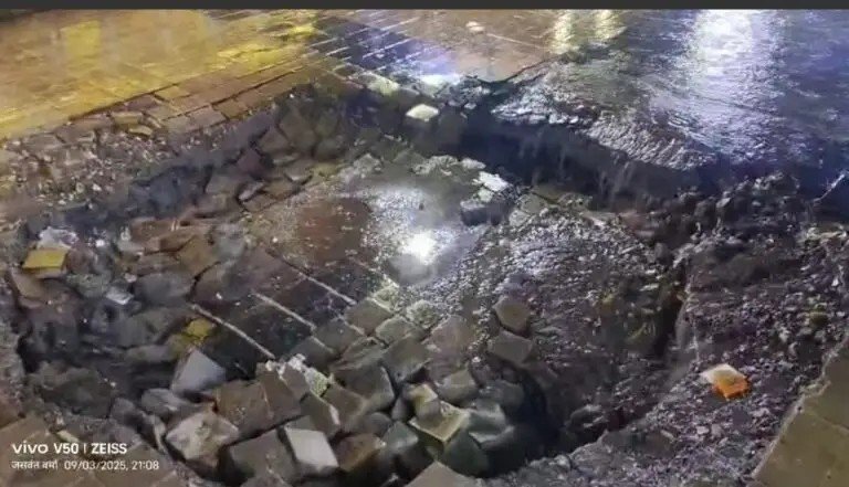 महाराज बाड़े पर धंसी सड़क, लोगों को सुरंग नजर आ रही