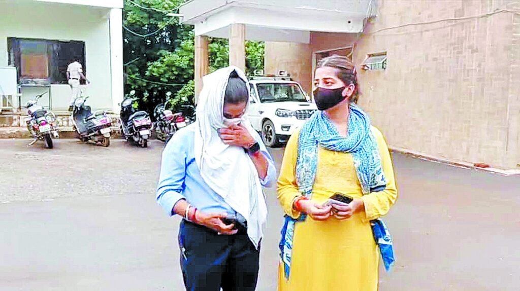 महिला टीआई के पति पर एफआईआर दर्ज