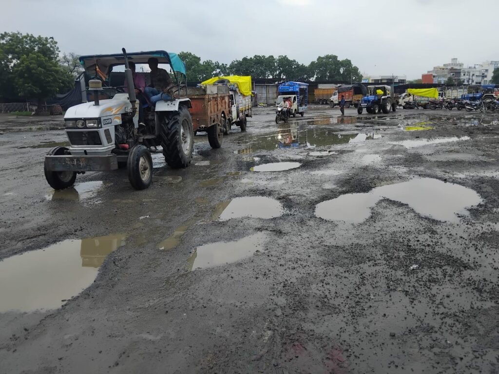 बारिश में बहा पेंचवर्क: जान लेने पर उतारु गड्ढे, आवागमन में नहीं राहत, उखड़ी सडक़े बनी खतरा