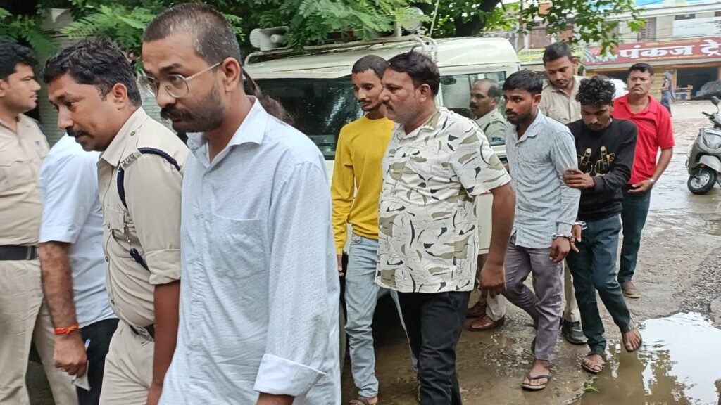 शराब तस्करी के आरोप में मंडल अध्यक्ष सहित 4 गिरफ्तार