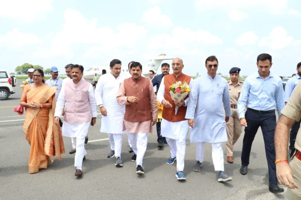 रीवा एयरपोर्ट पर मुख्यमंत्री डॉ मोहन यादव का भव्य स्वागत