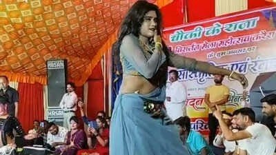 भजन संध्या कार्यक्रम में लड़कियों के ठुमके पर हुई नोटों की बारिश, देख कर भड़की जनता