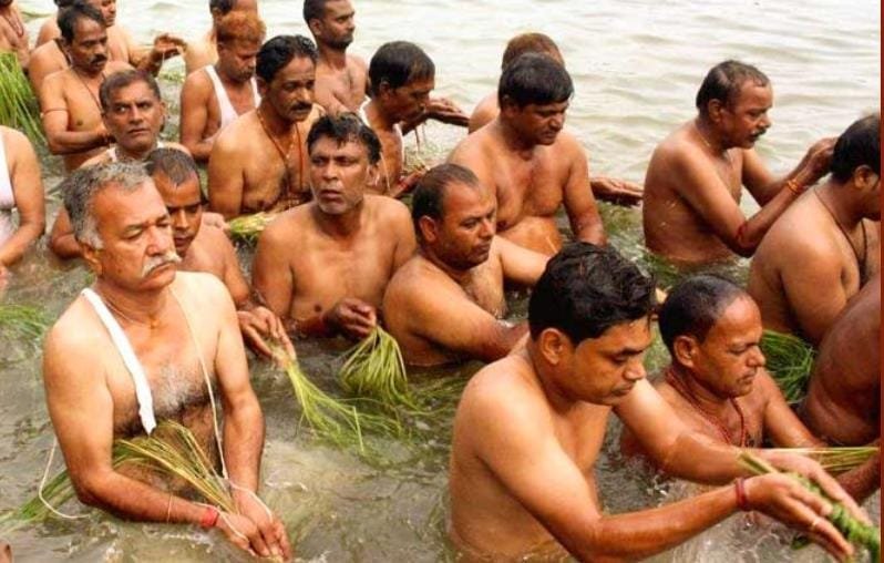 पितृपक्ष प्रारंभ : पितरों की आत्माशांति के लिए किया तर्पण