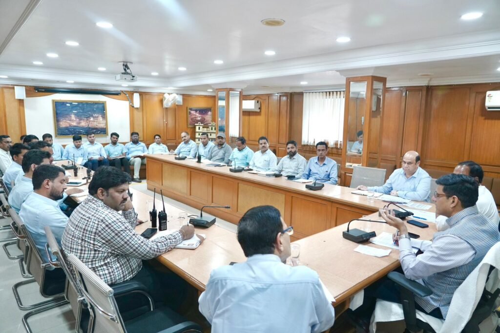 प्रशासन बानमौर में स्थिति काबू में करने में जुटा, कलेक्टर पहुंचे