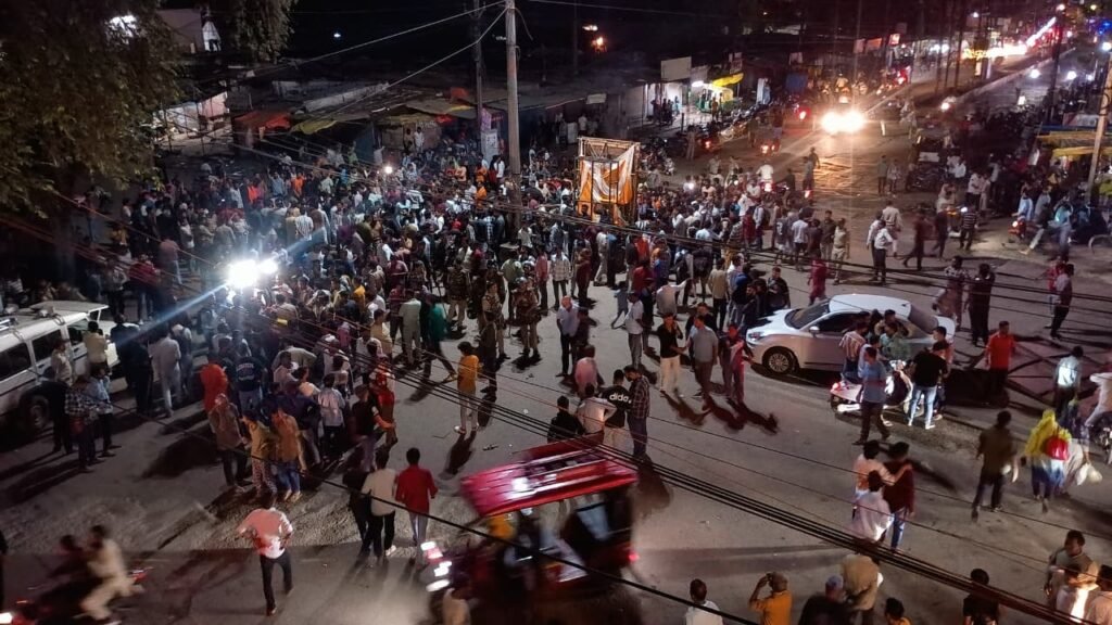 गणेश प्रतिमा विसर्जन के जुलूस पर पथराव: आरोपियों पर FIR