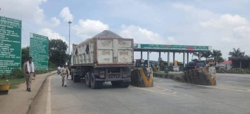 काली गिट्टी का अवैध परिवहन करते दो डंपर जब्त