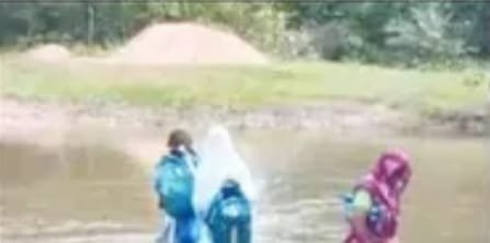 पुलिया के अभाव में बढ़ी मुश्किलें, नाले का पानी बना आवागमन में बाधा