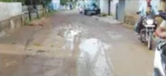 मुख्य सड़क पर गड्ढों से राहगीर परेशान