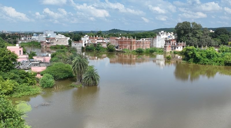 जलमग्न ललियापुरा में जलस्तर घटने लगा, घर लौटने लगे परिवार, बीमारी फैलने का खतरा