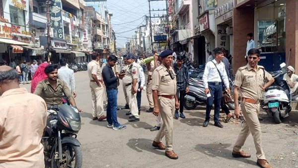 रतलाम में फुटपाथ अतिक्रमण हटाने का अभियान
