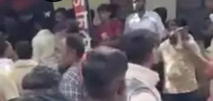 स्कूली छात्रों के अपहरण की अफवाह से हड़कंप, ग्रामीणों ने कार सवारों को लेकर पुलिस चौकी घेरी