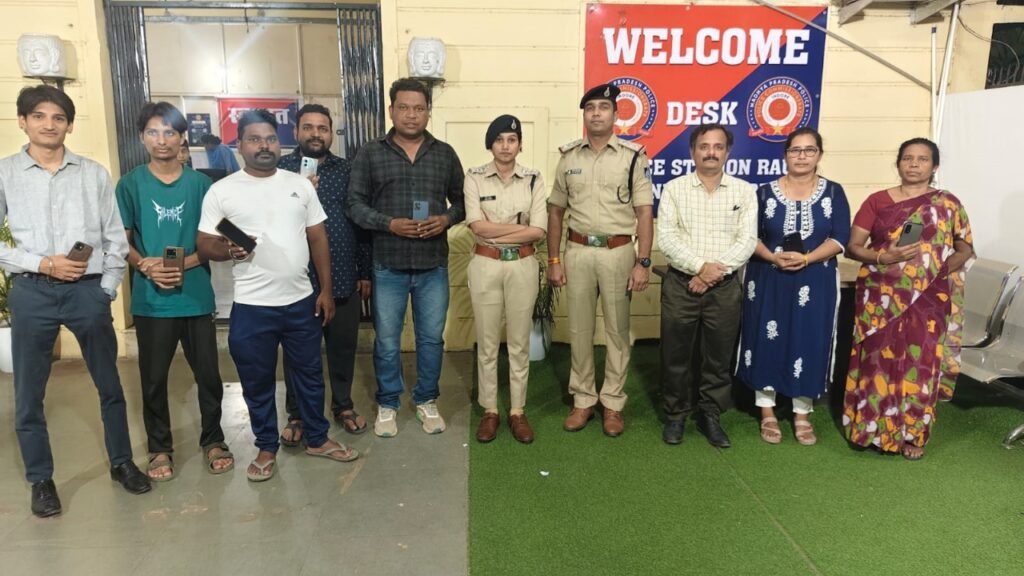 पुलिस ने लौटाए गुम हुए 12 मोबाइल