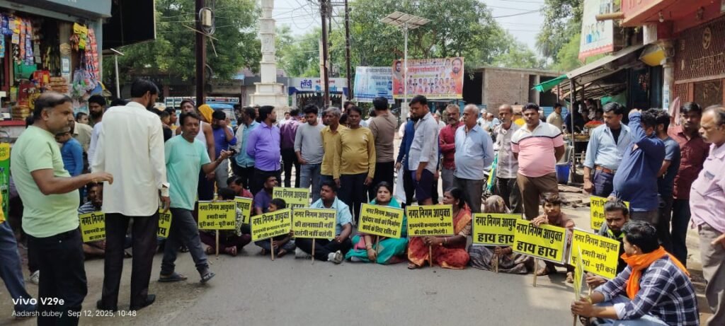 गोला कुआं के पास चक्का जाम, पार्षद सहित वार्डवासी बैठे धरने पर