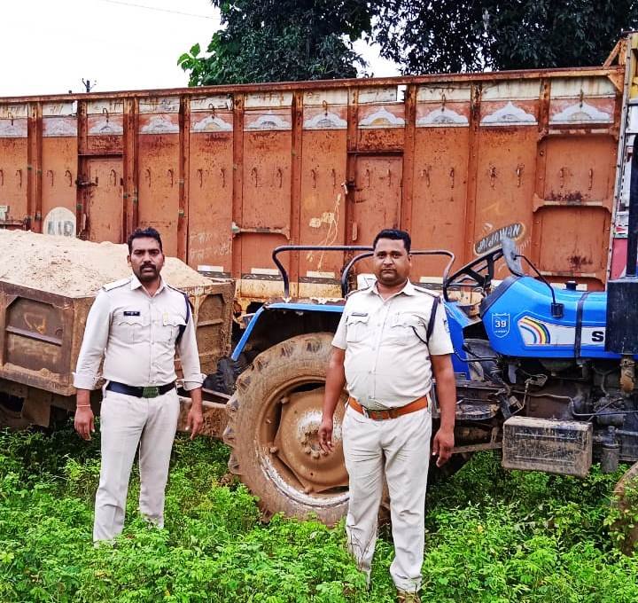 जियावन पुलिस ने पकड़ा अवैध रेत से भरा ट्रैक्टर