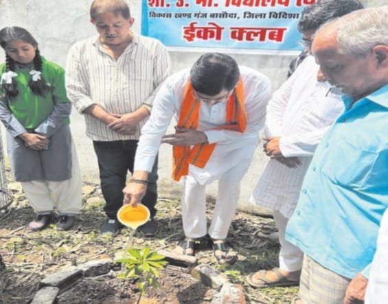 बाल कैबिनेट ने ली शपथ, मेधावी विद्यार्थियों का सम्मान, पौधारोपण