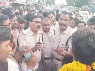 शिवपुरी में भीम आर्मी का चक्का जाम, 20 के खिलाफ प्रकरण दर्ज, दो घंटे फंसी एंबुलेंस