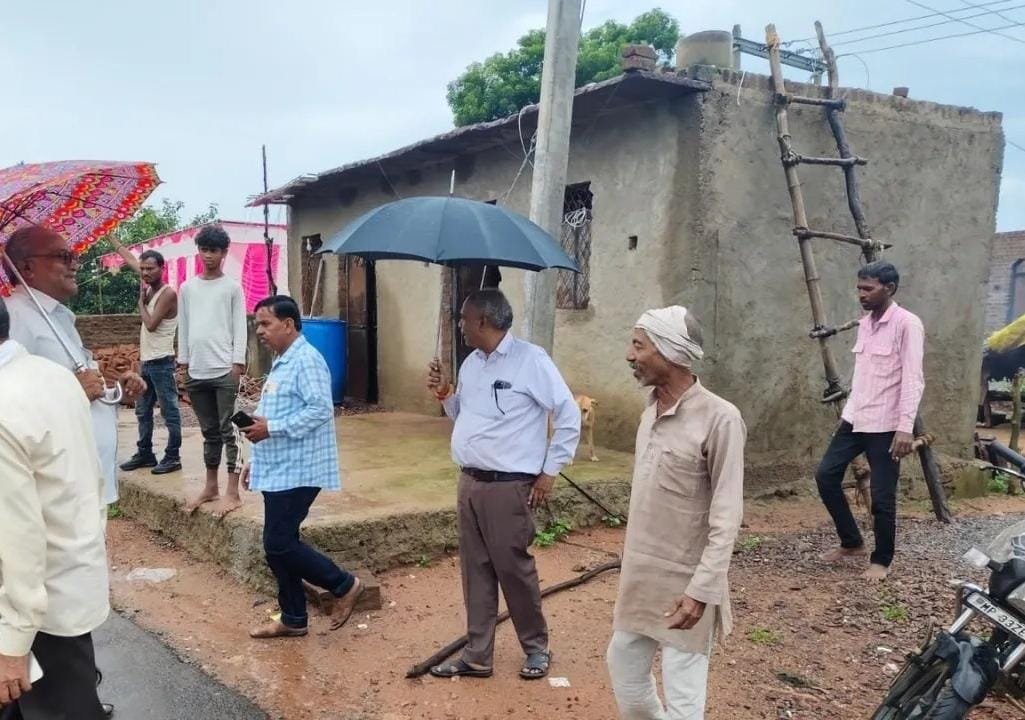 जन-मन आवासों का निरीक्षण कर हितग्राहियों को 15 सितंबर तक आवास पूर्ण करने की समझाइश