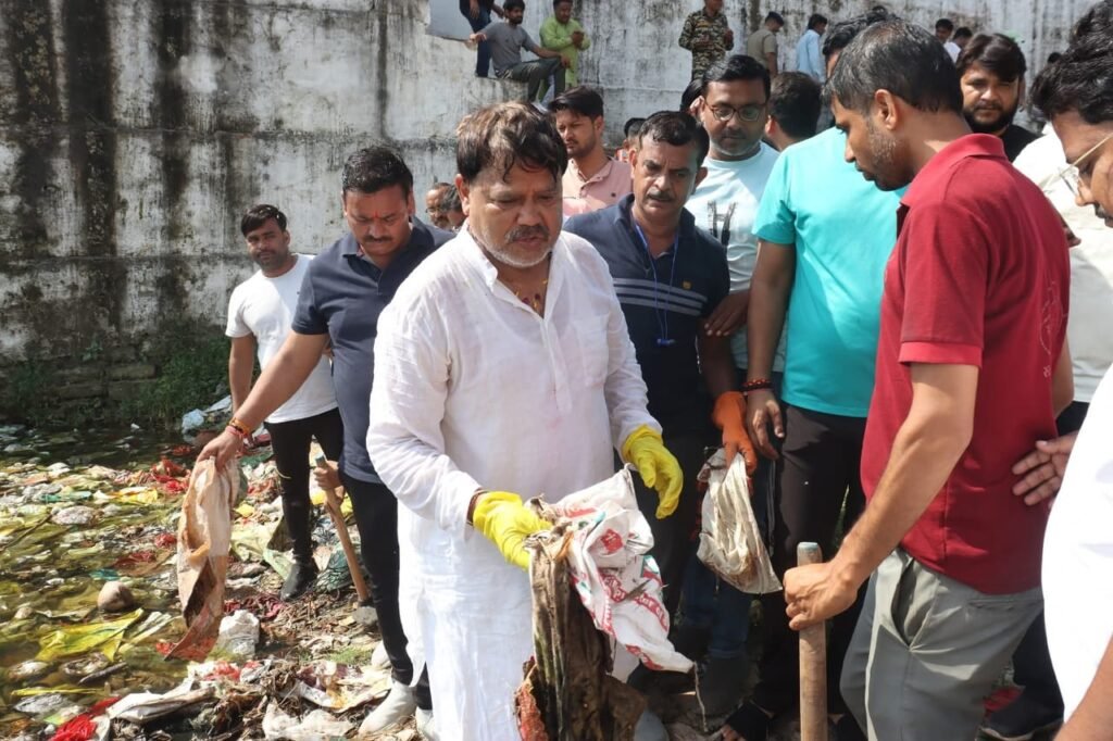 ग्वालियर शहर को स्वच्छ करने के लिए सुबह से सड़कों पर निकले ऊर्जा मंत्री
