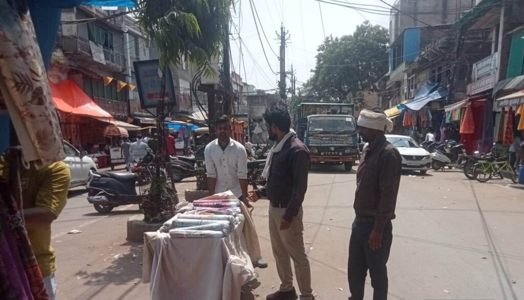 मदाखलत अमले ने सड़कों पर अतिक्रमण हटाए