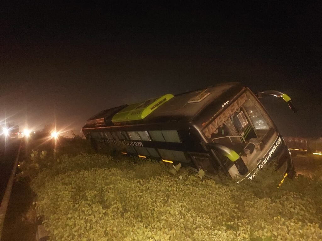 भीषण सड़क हादसा, यात्री बस पलटी, छह यात्री घायल