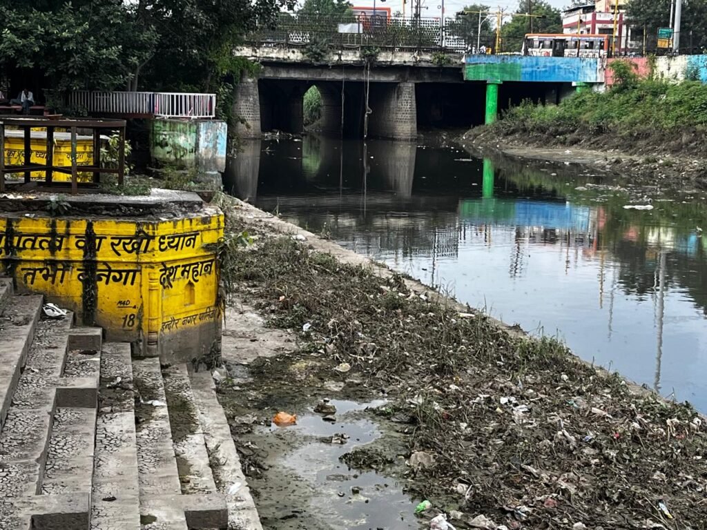 कान्ह नदी में गंदगी का अंबार