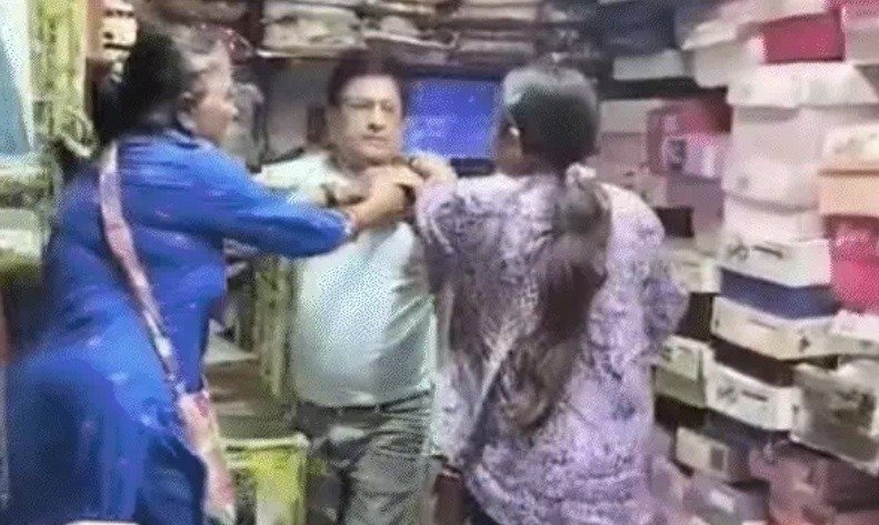 चौपाटी विवाद में मां-बेटी ने दुकानदार को पीटा