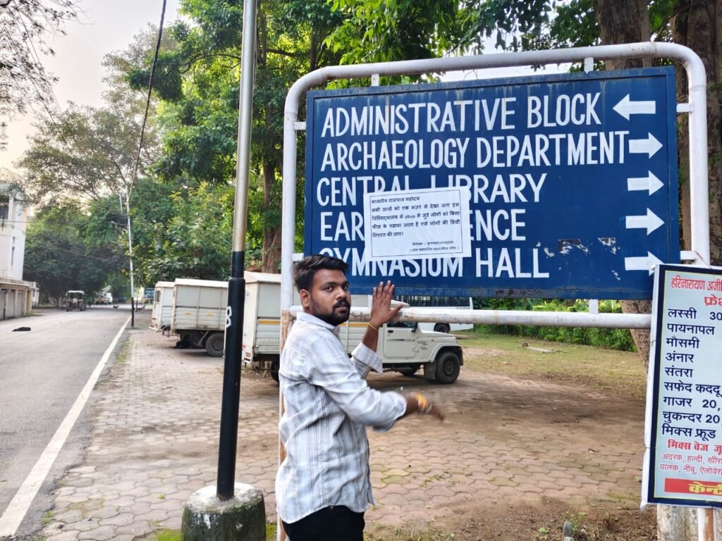 राज्यपाल के विश्वविद्यालय में आगमन से पहले एनएसयूआई ने चिपकाए पोस्टर