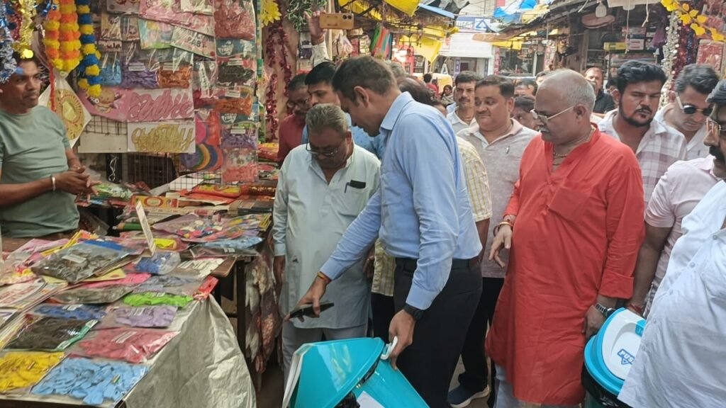 निगम आयुक्त ने किया सब्जी मंडी खटकहाई बाजार का निरीक्षण