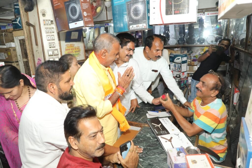 मंत्री नारायन सिंह ने बाड़ा क्षेत्र के बाजारों में भ्रमण कर व्यापारियों व उपभोक्ताओं को बताए फायदे